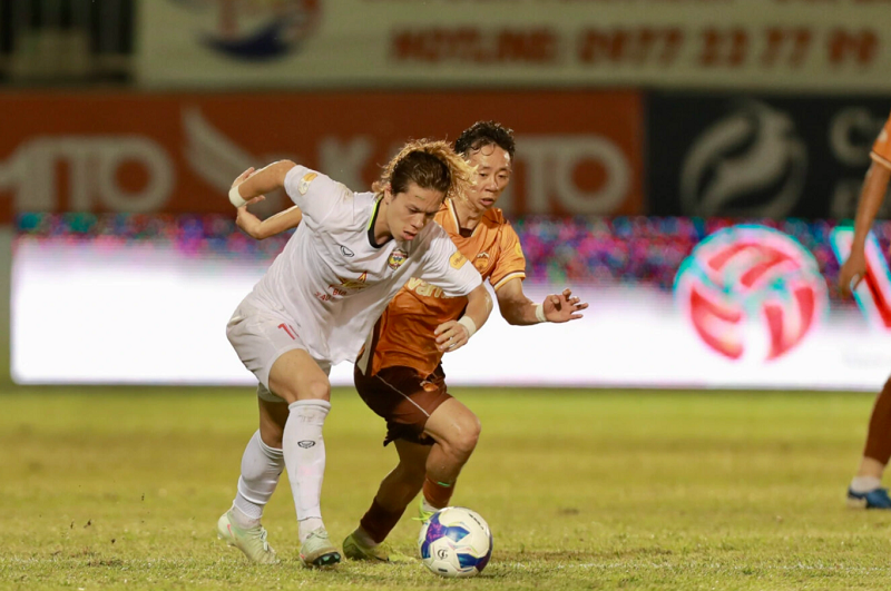 xe-toang-hang-thu-hagl-sao-viet-kieu-bat-ngo-duoc-hlv-kim-sang-sik-de-y